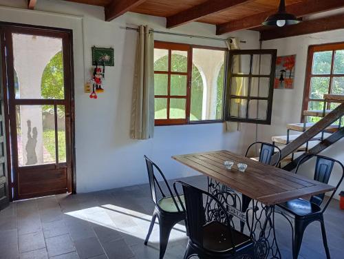 een eetkamer met een houten tafel en stoelen bij Hermosa casa para alquilar en Aguas Dulces in Aguas Dulces