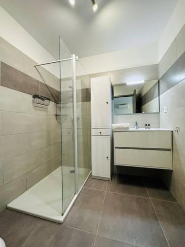 une salle de bain avec une douche en verre et un lavabo dans l'établissement 