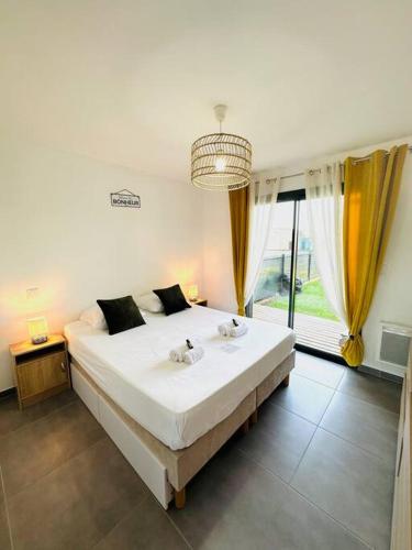 une chambre avec un grand lit et une grande fenêtre dans l'établissement 