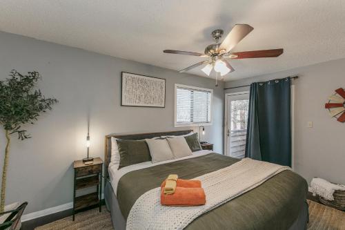 una camera con letto e ventilatore a soffitto di ★Modern,CozyCouple's Getaway w/Relaxing Patio! ad Austin