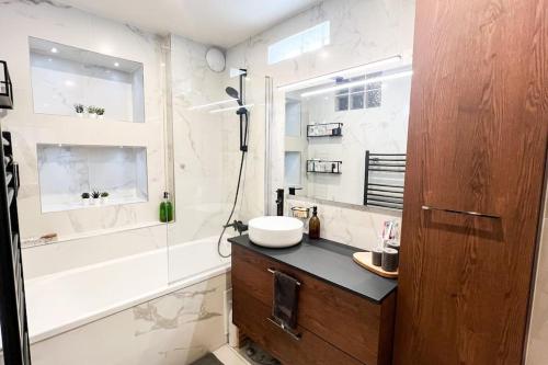 une salle de bain avec un lavabo et un miroir dans l'établissement Le cocon 56, à Vincennes