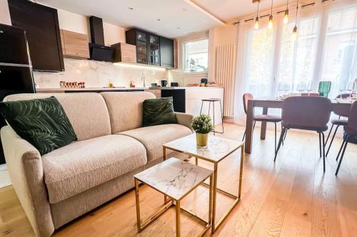 un salon et une cuisine avec un canapé et une table dans l'établissement Le cocon 56, à Vincennes