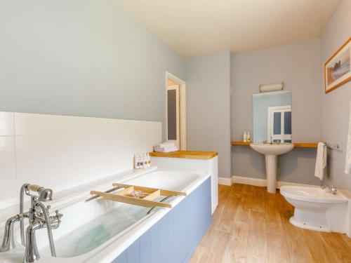 Kylpyhuone majoituspaikassa 5 Bed in Minterne Magna 87050