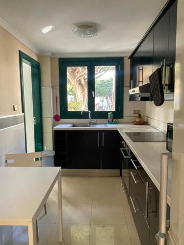 una cocina con fregadero y ventana en Luna D, en Puerto de la Cruz