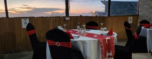 アンボセリにあるLittle Amanya Campの赤白のテーブルクロス付テーブル