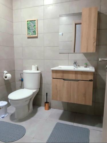 a bathroom with a toilet and a sink at Appartement de Luxe MARTIL COSTA MAR Pour Familles in Martil