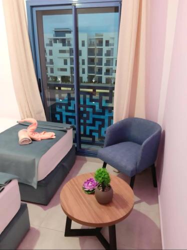 a living room with a couch and a chair and a table at Appartement de Luxe MARTIL COSTA MAR Pour Familles in Martil