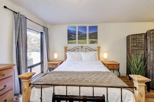 Postel nebo postele na pokoji v ubytování East Wenatchee Oasis 4BR, Pool, Hot Tub, Loop Trail