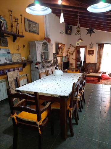 ein Esszimmer mit einem Tisch und Stühlen in der Unterkunft Casa La Urraca in Río Grande