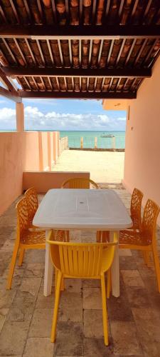 una mesa y sillas con vistas a la playa en Beira mar maragogi, en Maragogi