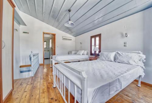 Un pat sau paturi într-o cameră la 2islands Villa Afaia