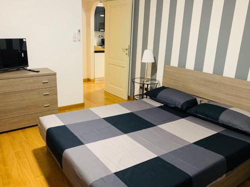 een slaapkamer met een bed, een dressoir en een televisie bij PortamiPortese Trastevere Terrace 
