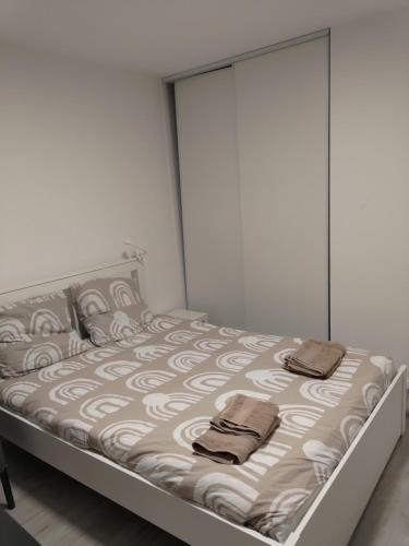 une chambre avec un lit avec deux serviettes dessus dans l'établissement Studio au centre de la Part Dieu, à Lyon