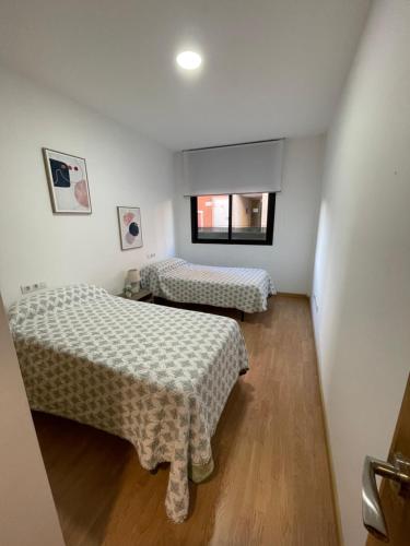 Zimmer mit 2 Betten und einem Fenster in der Unterkunft Apartamento en Ares in Ares
