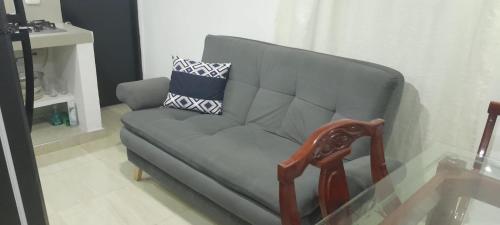 un soggiorno con divano e tavolo in vetro di ApartaSuite El Encanto a Barranquilla