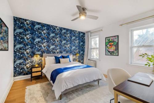 1 dormitorio con cama y pared azul en Downtown Escape: 3Br - Game/Movie room - Foosball en Pittsburgh
