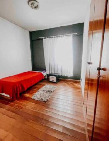 ベロオリゾンテにあるExcelente Anfitriã para nossa coberturaのベッドルーム1室(赤いベッドカバー付)