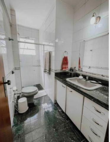 ベロオリゾンテにあるExcelente Anfitriã para nossa coberturaの白いバスルーム(トイレ、シンク付)