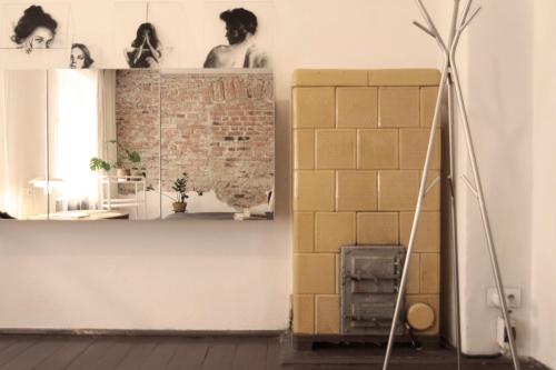 Habitación con pared de ladrillo y espejo. en Vintage Rooms / Old Town Wroclaw / City Center, en Wroclaw