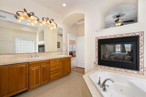 baño con chimenea y espejo grande en Royal Palace 12 Bedroom Oceanfront Home, en Kill Devil Hills