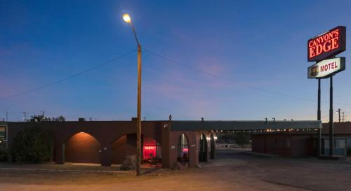 Foto de la galería de Canyon's Edge Route 66 Motel en Ash Fork