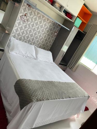 弗洛里亚诺波利斯Apartamento ingleses do rio vermelho Florianópolis的卧室里有一张大床，床单和枕头都是白色的