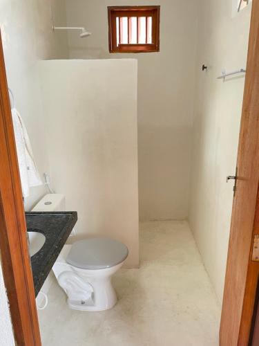 a bathroom with a toilet and a sink at Casa Ariacó in Amontada
