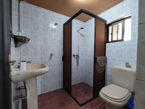 a bathroom with a shower and a toilet and a sink at Habitacion 2 camas in Oruro