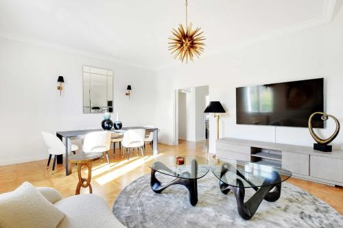 un salon avec un canapé, une table et une télévision dans l'établissement Chic apartment 2BR-6P - Trocadero-Eiffel Tower, à Paris
