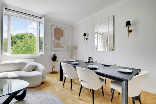 - un salon avec une table à manger et un canapé dans l'établissement Chic apartment 2BR-6P - Trocadero-Eiffel Tower, à Paris