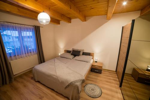 ein Schlafzimmer mit einem Bett und einem großen Fenster in der Unterkunft Chata Schwarzbach Osrblie in Osrblie