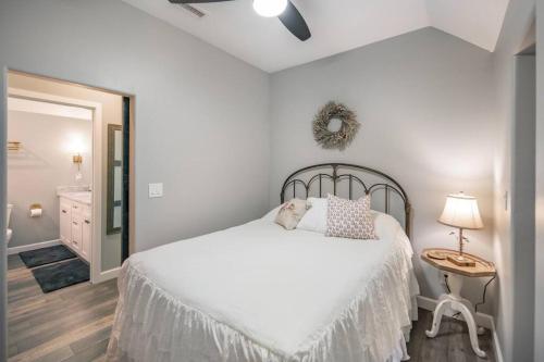 Un pat sau paturi într-o cameră la Fawn Chalet in the Prescott Pines Near Downtown