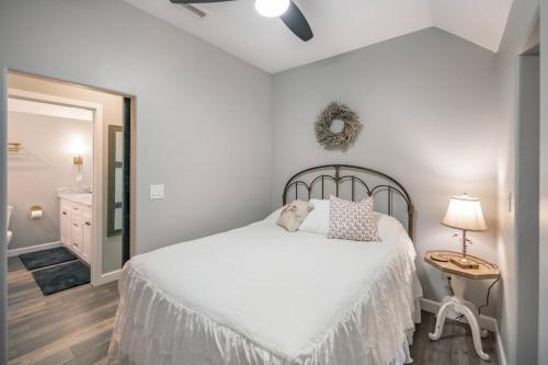 una camera con un letto bianco e un cane su un cuscino di Fawn Chalet in the Prescott Pines Near Downtown a Prescott