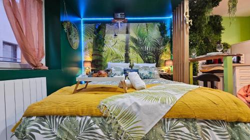 a bedroom with a bed with a yellow bedspread at Cap Jungle Evasion: Cinema Netflix King size in Limoux