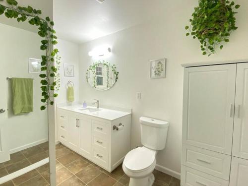 La salle de bains blanche est pourvue de toilettes et d'un lavabo. dans l'établissement Home Sweet Home in Grass Valley, à Grass Valley
