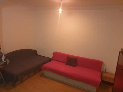 een woonkamer met een rode bank in een kamer bij Jonny room in Trnávka
