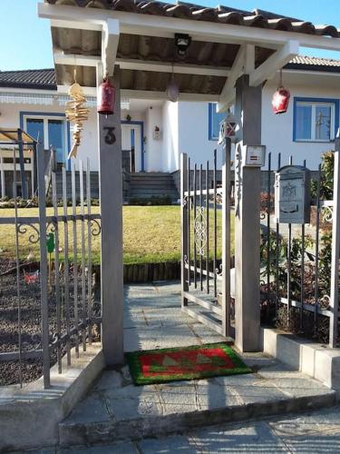 a gate in front of a house with a fence at Appartamento romantico indipendente in Gaglianico