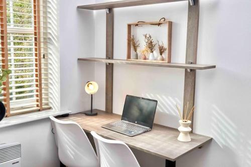 ordenador portátil en un escritorio de madera en una habitación en Next to Headingley Stadium - Perfect for Families & Work - Contact us for Better Offers! en Headingley