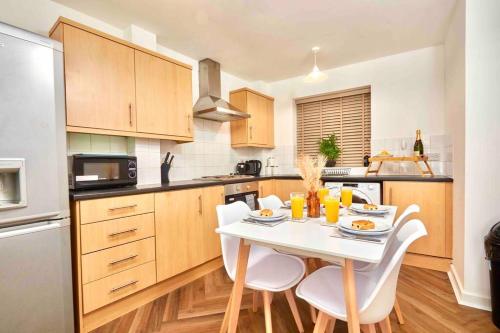 cocina con mesa blanca y sillas blancas en Next to Headingley Stadium - Perfect for Families & Work - Contact us for Better Offers! en Headingley