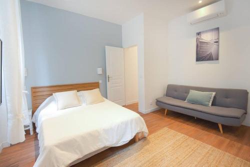 une chambre avec un lit et un canapé dans l'établissement Longchamp Grand T2 haut de gamme Terrasse, à Marseille