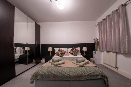 1 dormitorio con 1 cama grande y 2 almohadas en Powdermill Lodge en Hanworth