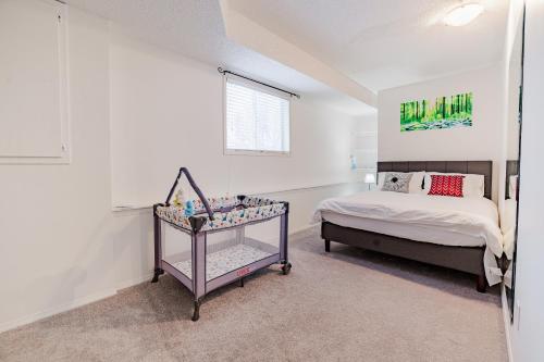 カルガリーにあるWalkout Basement Suite, 2 BDR 4BD, Bright and Spaciousのベッドと窓のある白い寝室