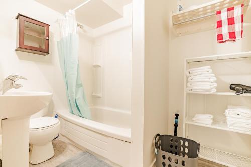 カルガリーにあるWalkout Basement Suite, 2 BDR 4BD, Bright and Spaciousのバスルーム(洗面台、トイレ、バスタブ付)