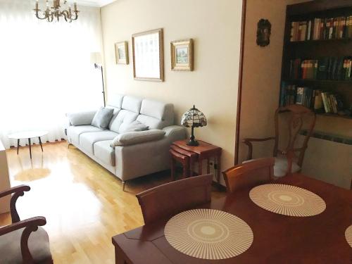 een woonkamer met een bank en een tafel bij Casa Loli in Mieres