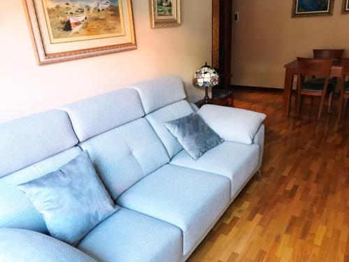 een woonkamer met een blauwe bank met 2 kussens bij Casa Loli in Mieres