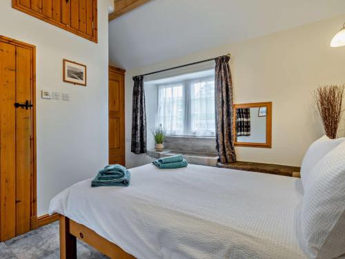 um quarto com uma cama grande e uma janela em 2 Bed in Hartington PK763 em Hartington