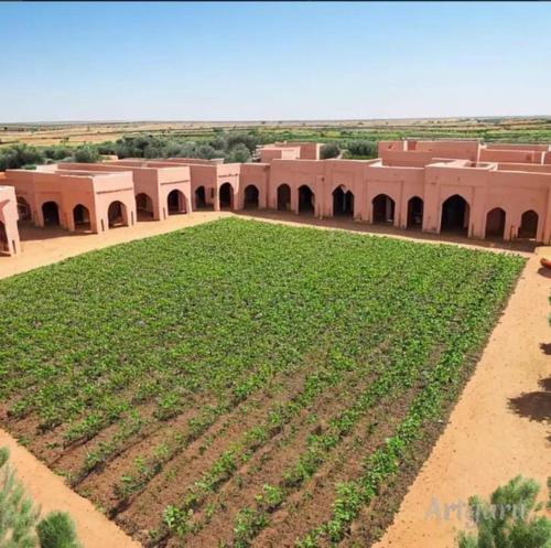 un gran edificio con un campo delante en la verte esouairia, en Essaouira