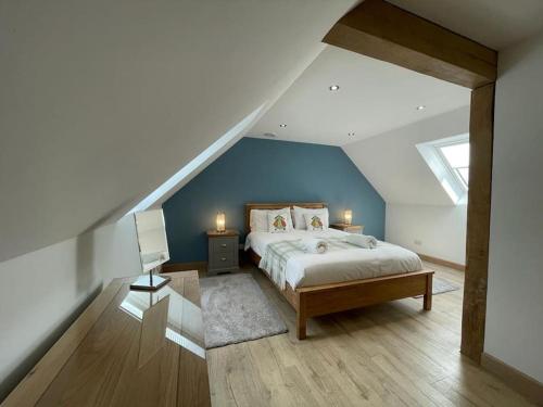 a bedroom with a bed and a blue wall at Wonderful Property with Parking and a walk into Bakewell in Bakewell