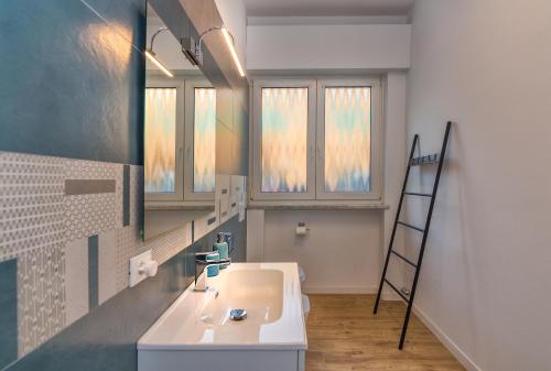a bathroom with a sink and a mirror at Casa vacanze da Antonio ristrutturata LUGLIO 2023 in Viareggio