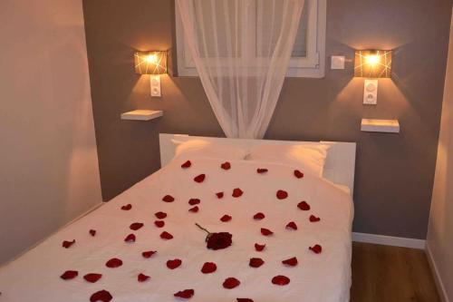 Photo de la galerie de l'établissement Gite avec spa privatif*, à Saint-Symphorien-les-Buttes